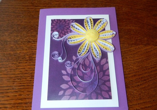 Postkort med quilling-teknikk "Volume Flower"