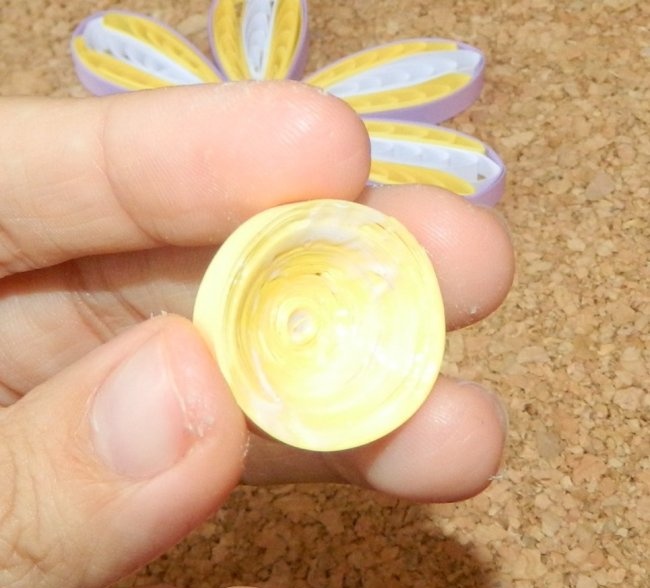 Pastkarte quilling tehnikā “Volume Flower”