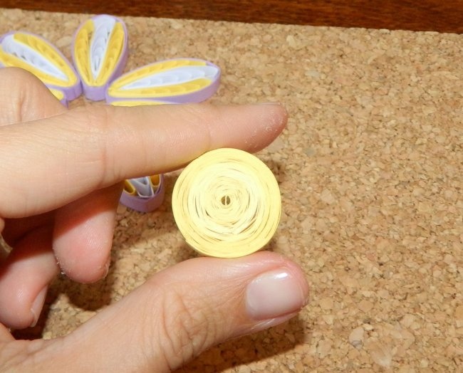 “Hacim Çiçeği” quilling tekniğini kullanan kartpostal