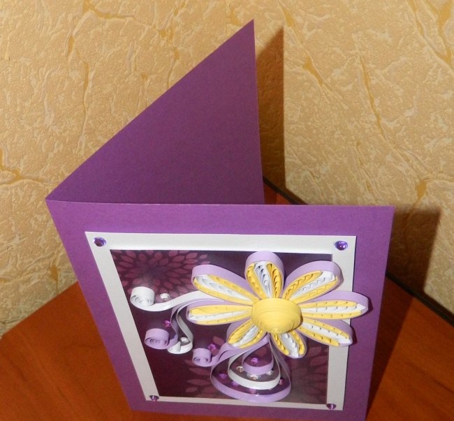 “Hacim Çiçeği” quilling tekniğini kullanan kartpostal