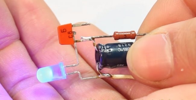 Un semplice lampeggiatore su un transistor