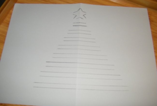 Tarjeta panorámica de Año Nuevo con una imagen interna tridimensional de un árbol de Navidad.