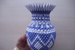Háromszög alakú origami modulokból készült váza