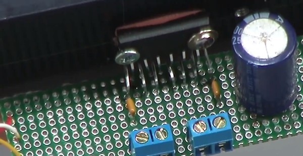 Un potente amplificador muy simple en un chip.