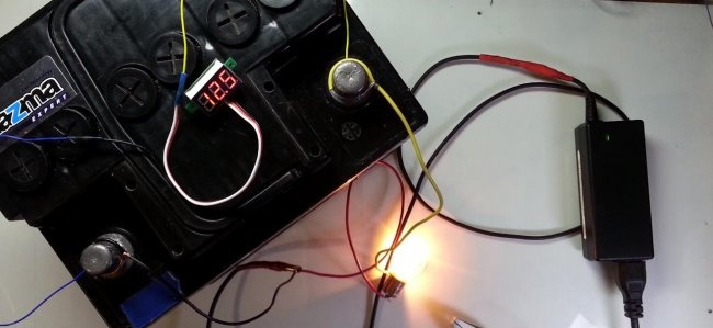 كيفية شحن بطارية السيارة باستخدام مصدر طاقة للكمبيوتر المحمول