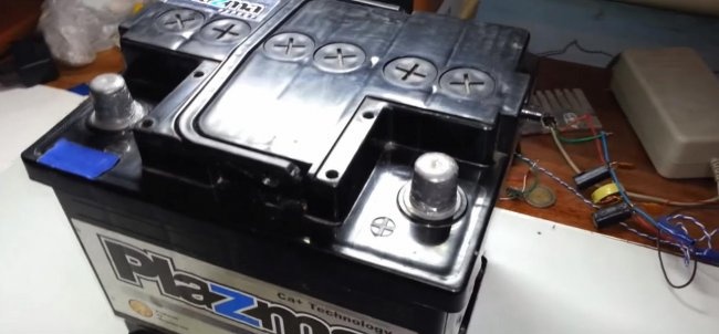 Hvordan lade et bilbatteri med en bærbar strømforsyning