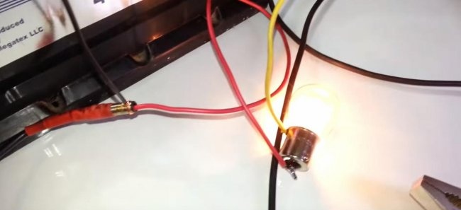 Hvordan man oplader et bilbatteri med en bærbar strømforsyning