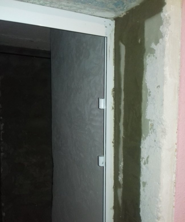 Installation of a metal-plastic door