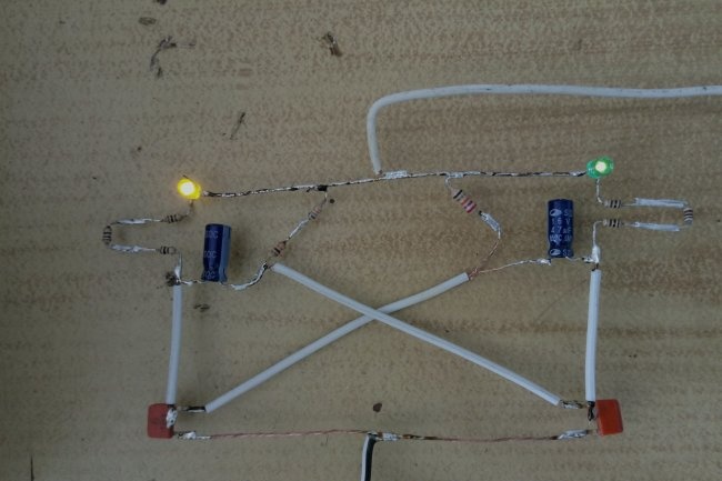 Jednostavan bljeskalica za dvije LED diode
