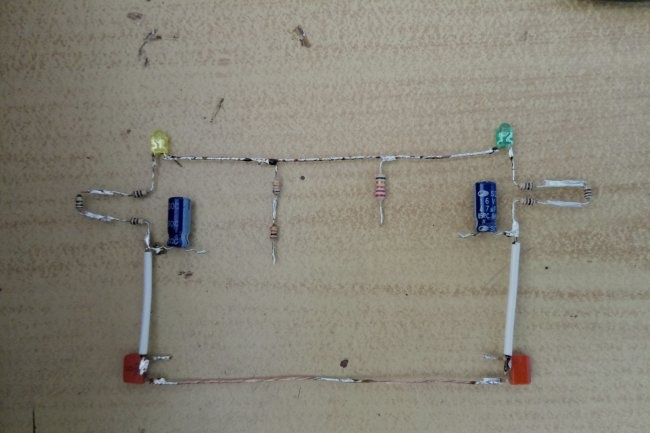 Intermitent simple per a dos LED