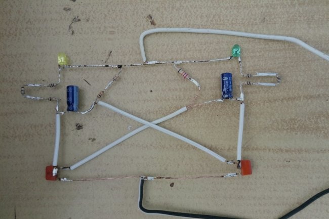 Jednostavan bljeskalica za dvije LED diode