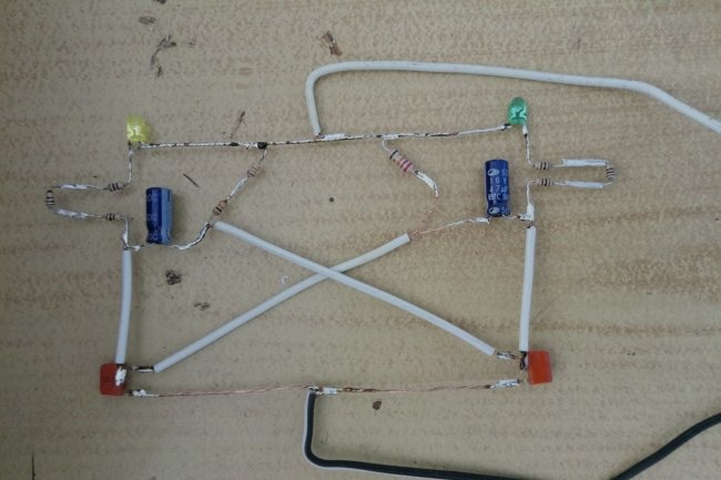 Intermitent simple per a dos LED