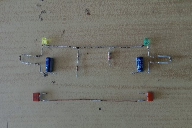 Intermitent simple per a dos LED