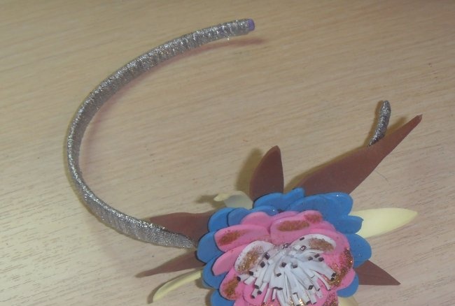 Decoració d'una diadema per a una noia