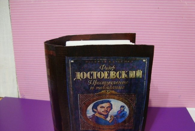 Cache de cărți dintr-o cutie de suc