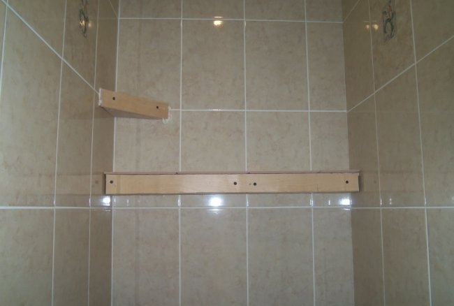 So bauen Sie ein originelles Regal im Badezimmer