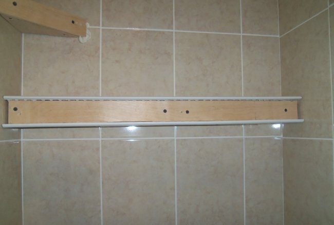 How to make an original shelf in the bathroom