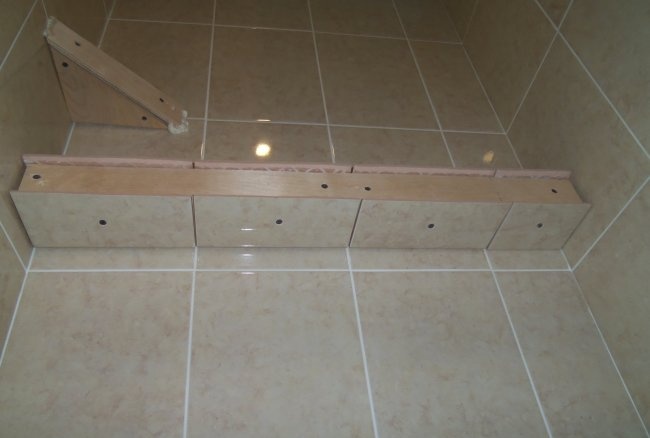 So bauen Sie ein originelles Regal im Badezimmer