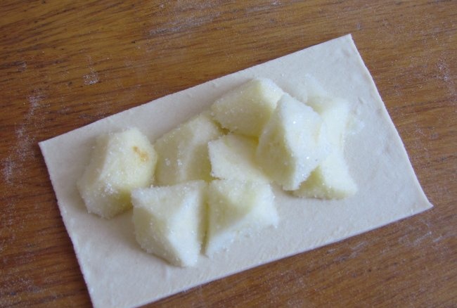 Jednoduché jablečné placky z hotového těsta