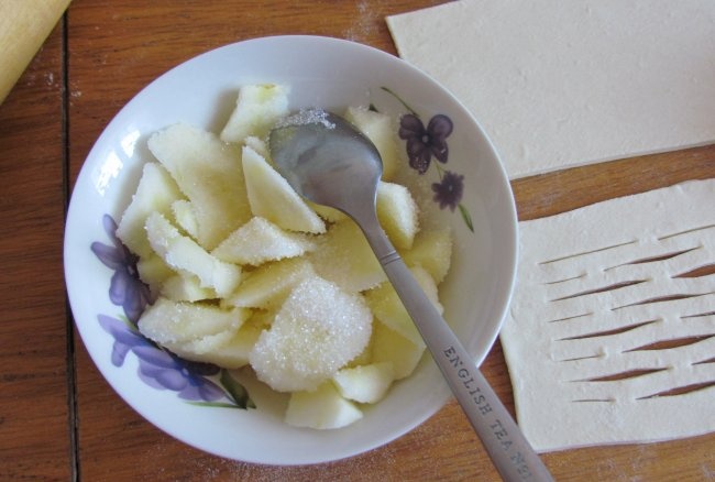 Bocadillos de manzana simples hechos con masa ya preparada