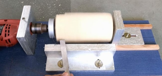 Eenvoudige draaibank van een boormachine