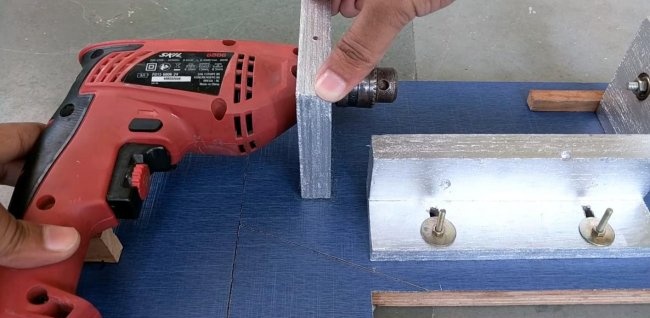 Simple lathe mula sa isang drill