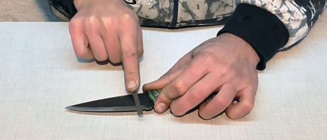 Herding av skjærekanten på en kniv med grafitt