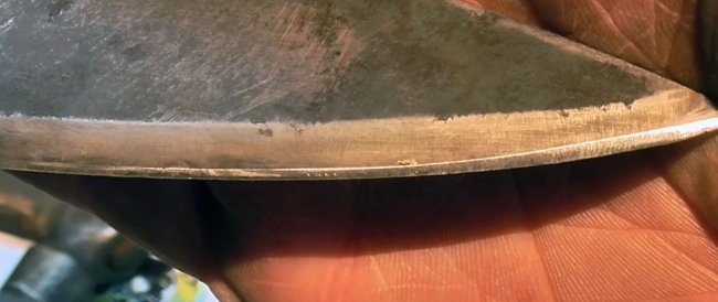 Het verharden van de snijkant van een mes met grafiet