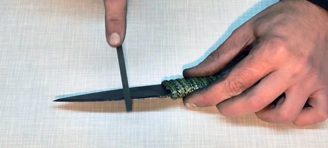 Härdning av skäreggen på en kniv med grafit