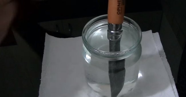 Lustruirea unui cuțit în acid citric