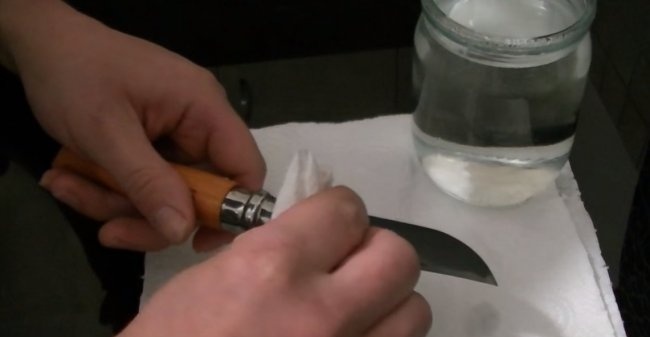 Lustruirea unui cuțit în acid citric