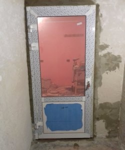 Installation of a metal-plastic door