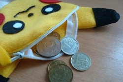 Merasa dompet kanak-kanak Pikachu