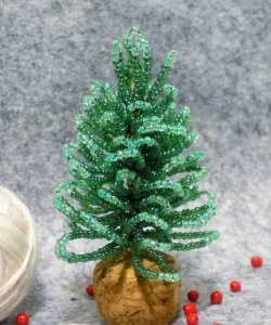 Vianočný stromček vyrobený z korálok