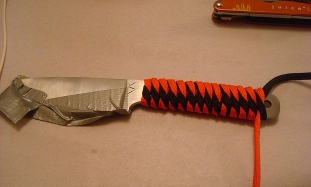 Оплетка от паракорд на дръжката на ножа