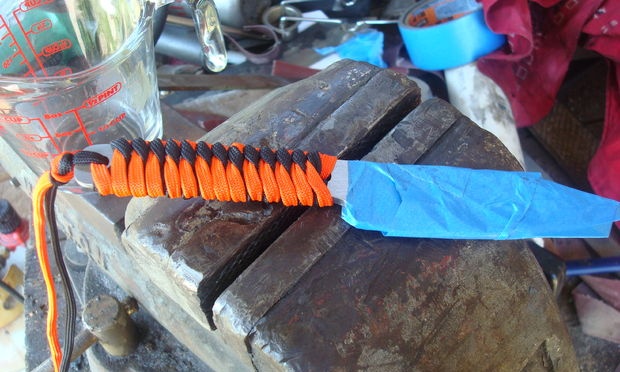Paracord braiding of knife handle