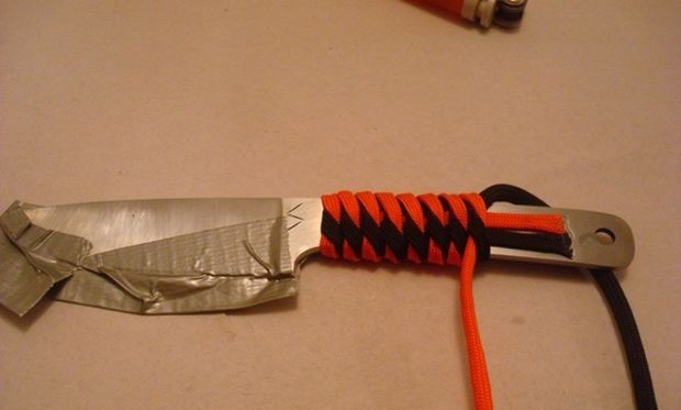 Оплетка от паракорд на дръжката на ножа