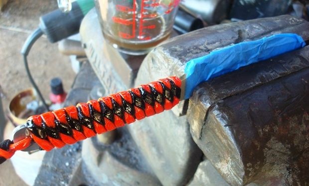 Paracord braiding of knife handle