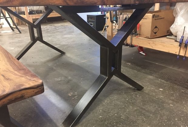 Stůl a lavice z masivní desky