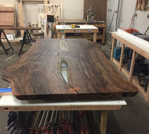 Tömör deszkából készült asztal és pad