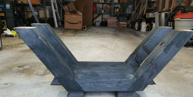 Израда мермерног стола од бетона са подлогом од изгорелог дрвета