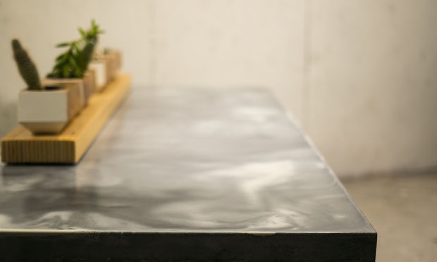 Wykonanie marmurowego stołu z betonu z podstawą z palonego drewna