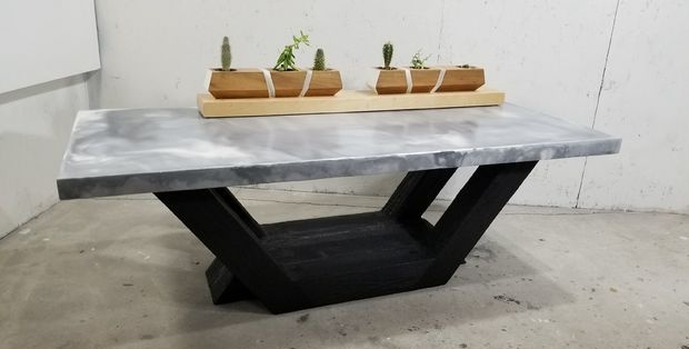 Márvány asztal készítése betonból égetett fa alappal