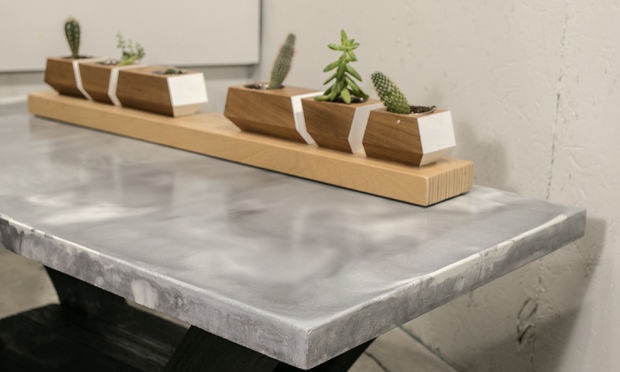 Een marmeren tafel maken van beton met een gebrande houten basis
