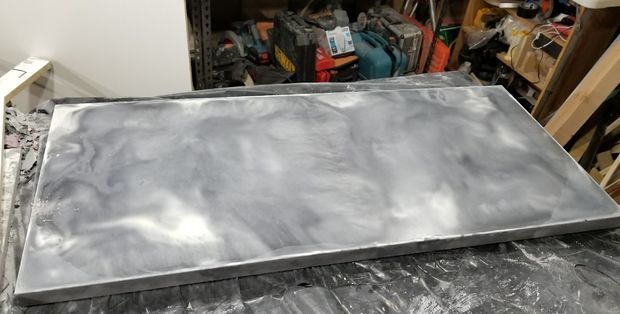 Lage et marmorbord av betong med brent treunderlag