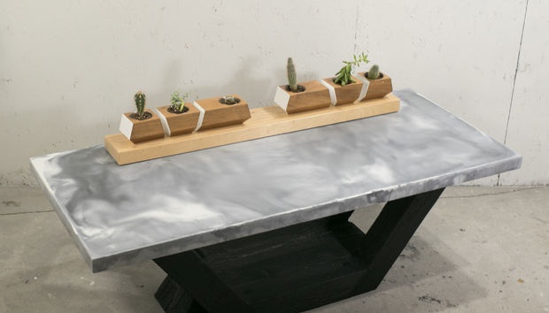 Elaboració d'una taula de marbre amb formigó amb una base de fusta cremada