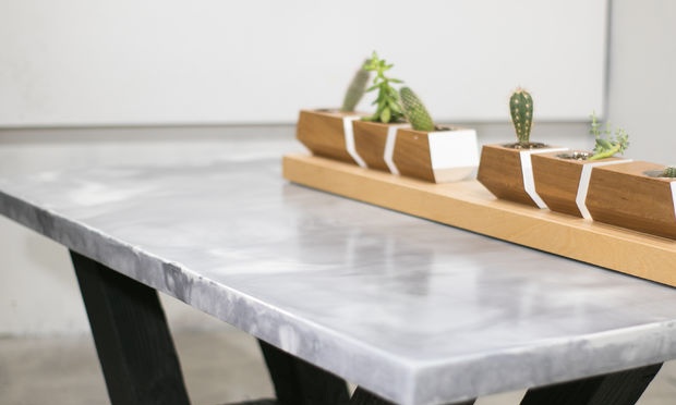 Wykonanie marmurowego stołu z betonu z podstawą z palonego drewna