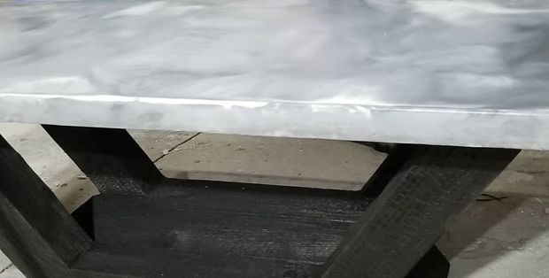 Изработка на мраморна маса от бетон с основа от изгорено дърво