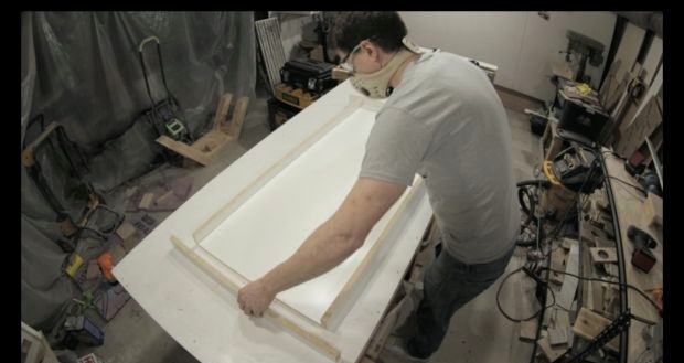 Fabriquer une table en marbre en béton avec un socle en bois brûlé