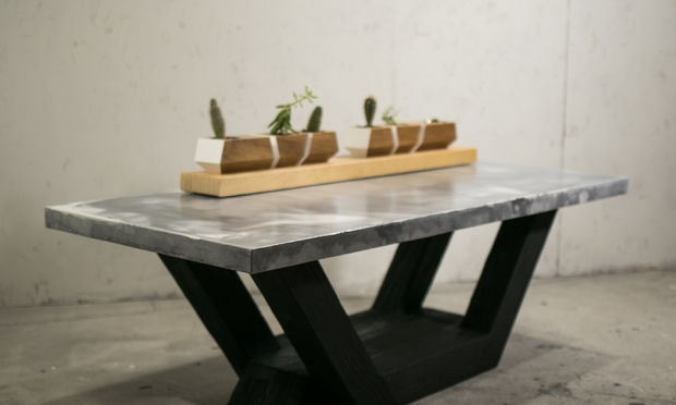 صنع طاولة رخام من الخرسانة بقاعدة من الخشب المحروق